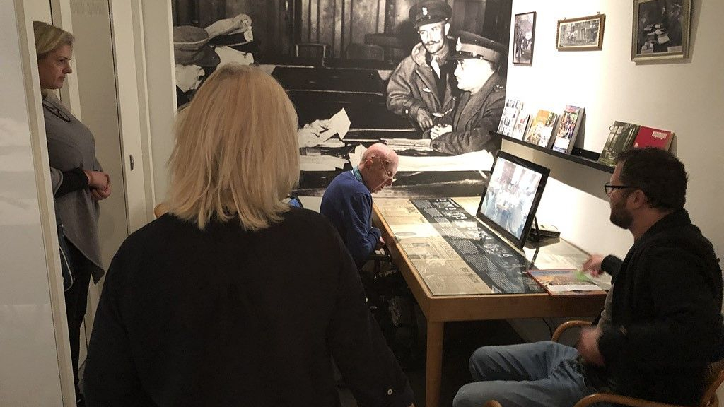 Foto: Originele capitulatietafel is weer terug in Hotel De Wereld
