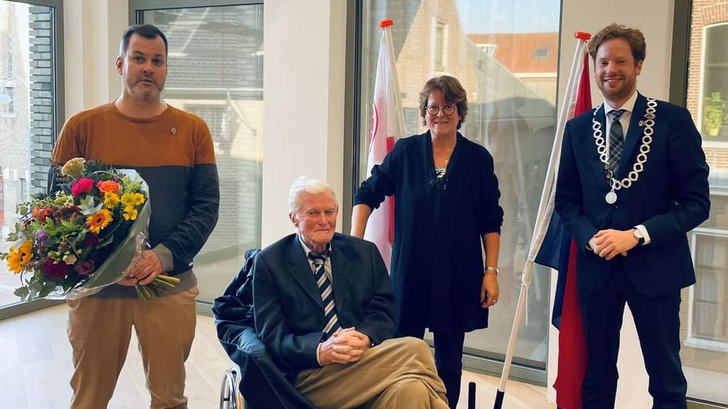 Foto: Bart van Aller krijgt het Wageningse erezilver opgespeld