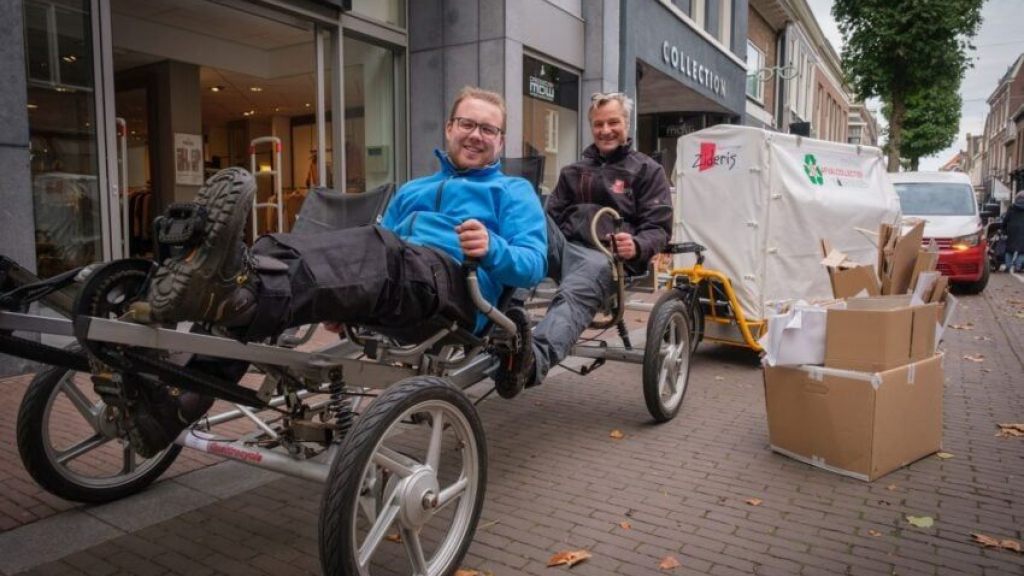 Foto: Het Afval Collectief haalt afval op met de fiets