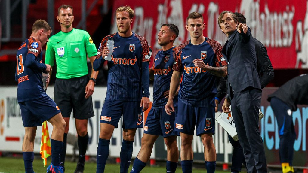 Foto: Werk aan de winkel voor Cocu, Vitesse achter bij Twente