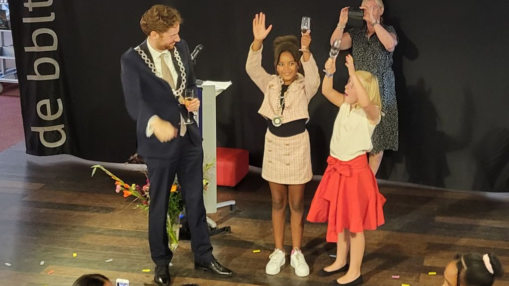 Foto: Kathy en Janne geïnstalleerd als Kinderburgemeesters