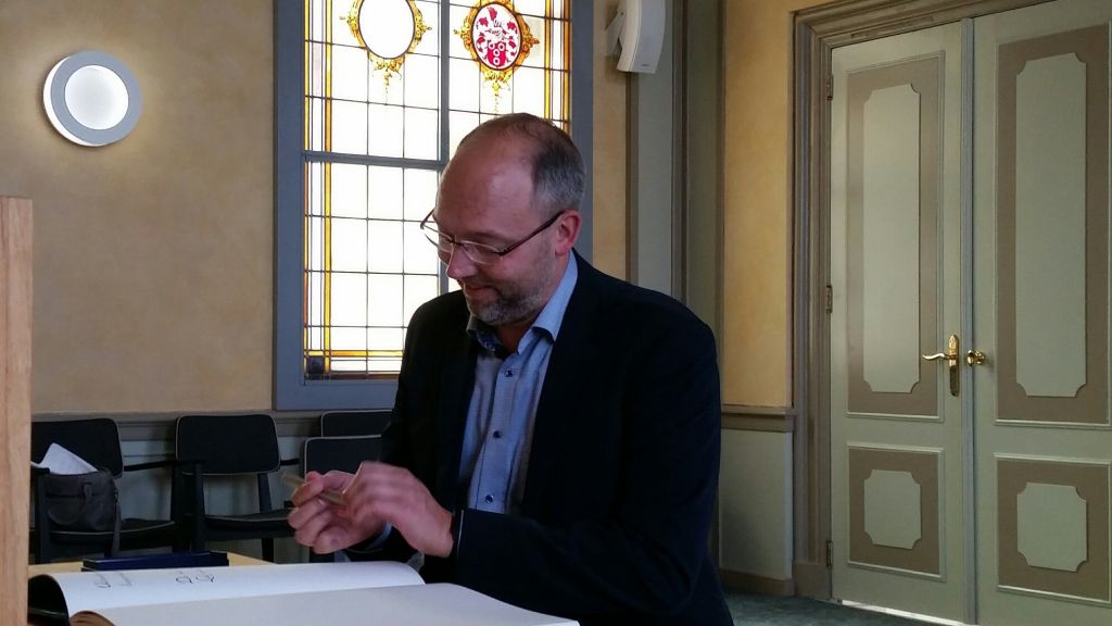 Foto: Kevin van Guilik tekent Gedenkenboek Wageningen