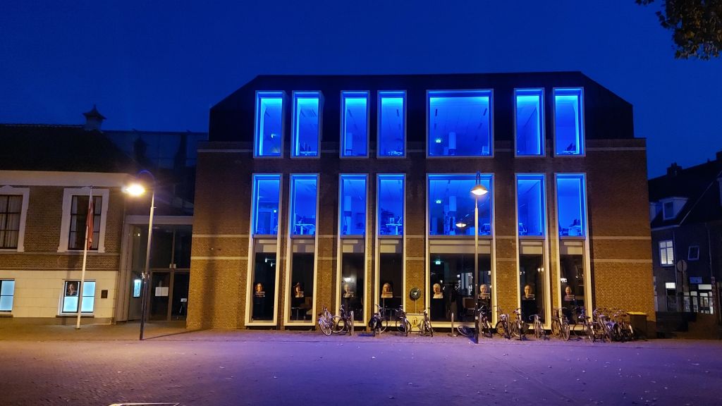 Foto: Stadhuis deze week blauw verlicht voor 75 jaar Verenigde Naties